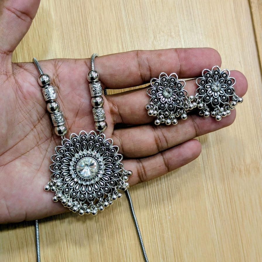 Elegant traditional pendant necklace for festive occasions